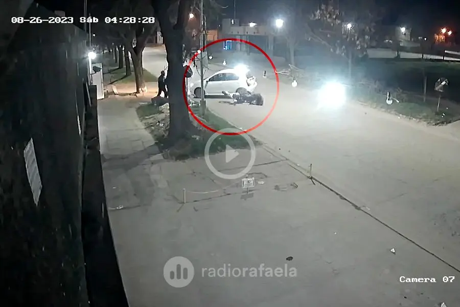 VIDEO | Sin dudarlo, atropelló a los ladrones para escapar de un asalto