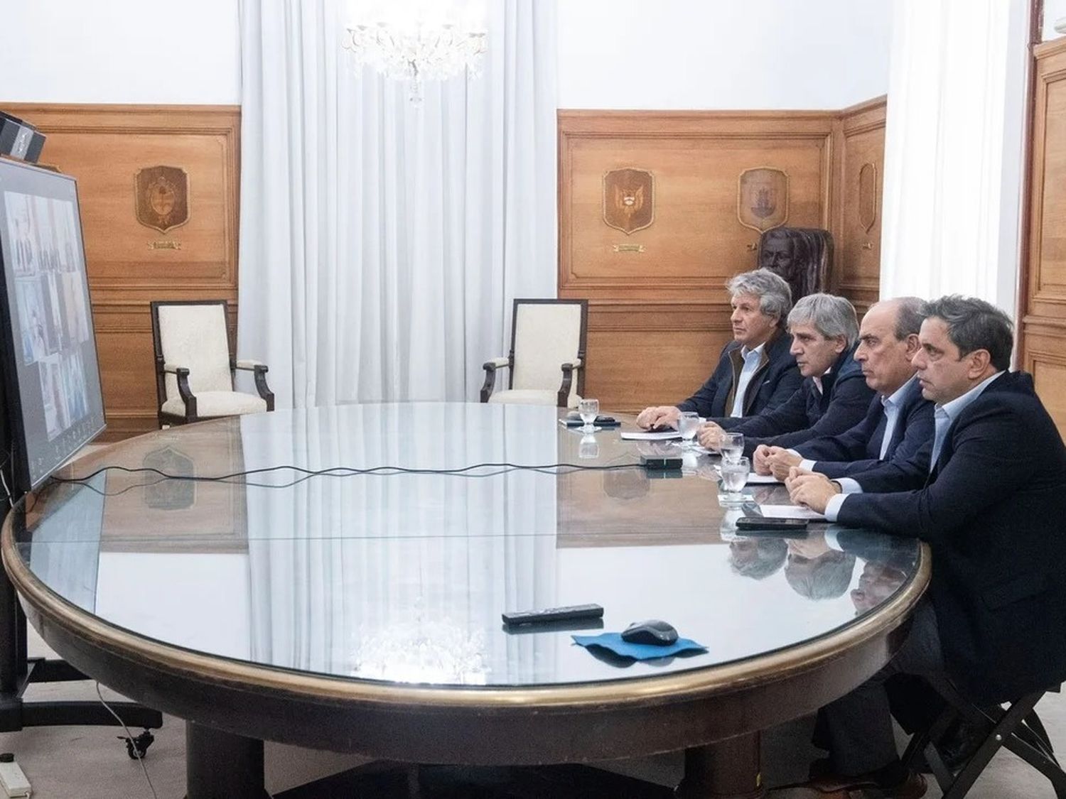 Invitaron a los gobernadores a sumarse al plan del “dólar colchón”