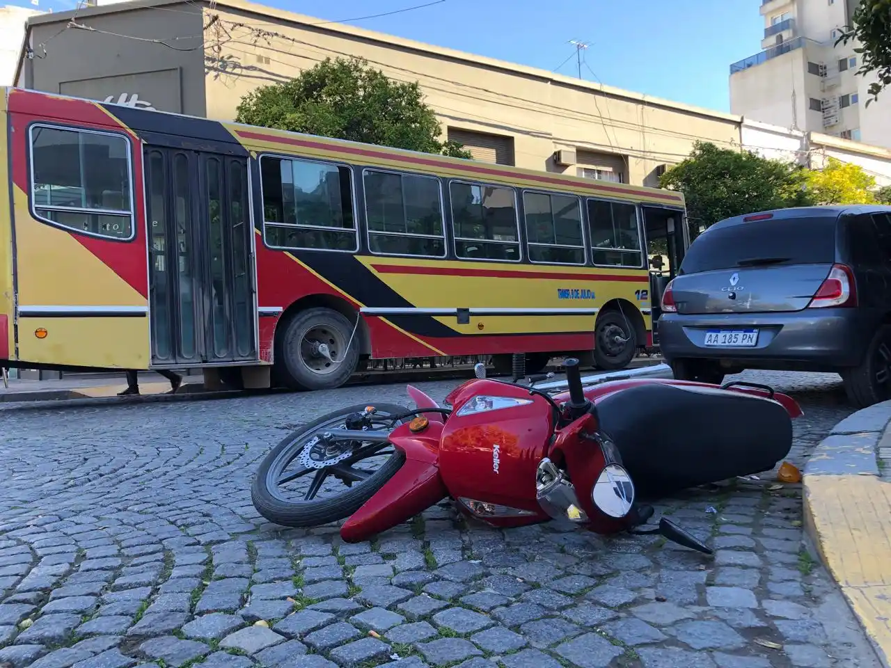 La moto y el colectivo implicados en el choque.
