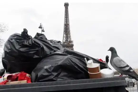 Más de 5 mil toneladas de basura acumuladas en París por un paro de recolectores