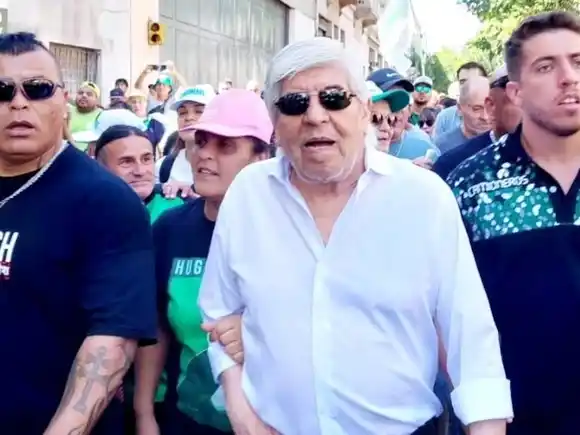 Hugo Moyano cedió y cerró un acuerdo salarial dentro de la pauta que quiere el Gobierno