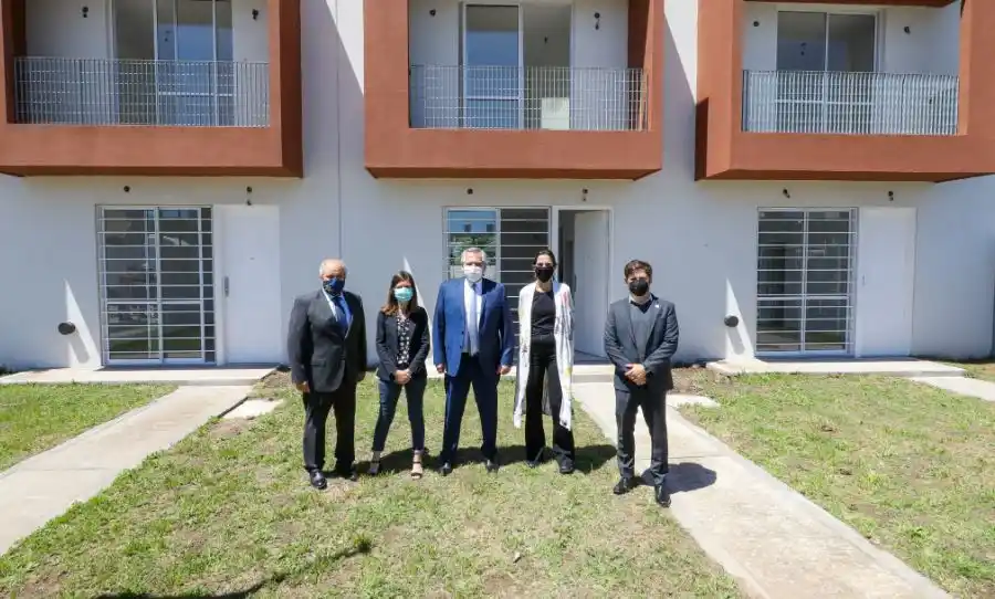 Alberto Fernández entregó viviendas en Ezeiza: "Devaluar es muy fácil, pero es una máquina de generar pobreza"