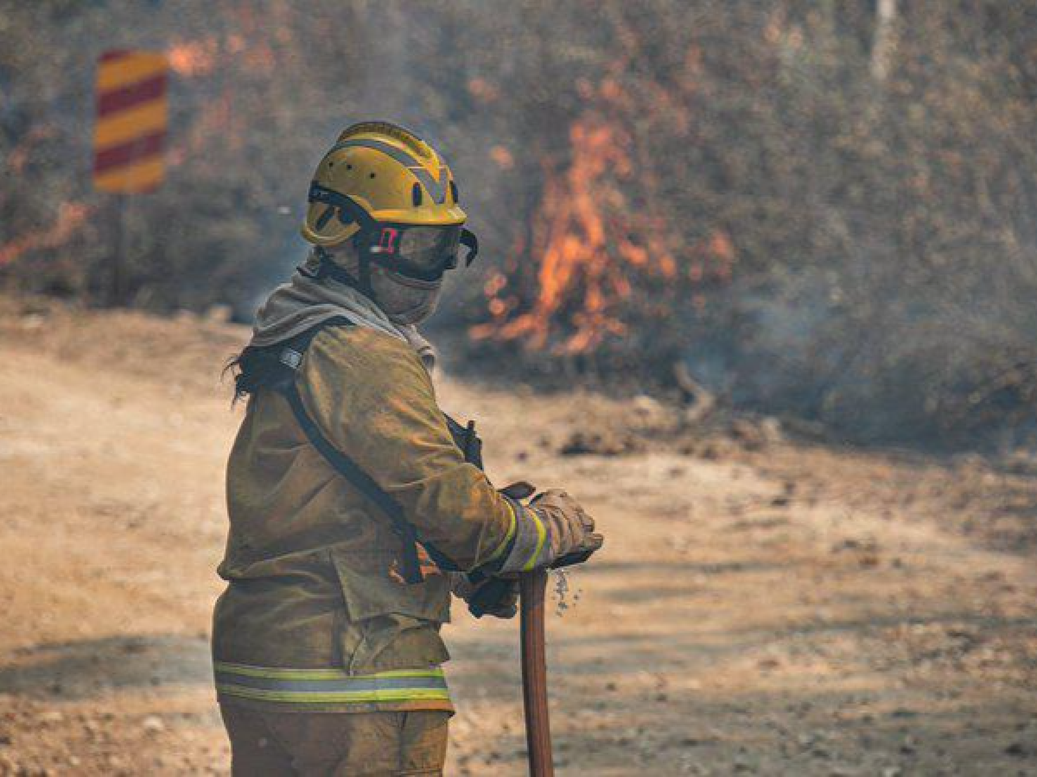 En una jornada de intenso calor, continúa el fuego en Capilla del Monte