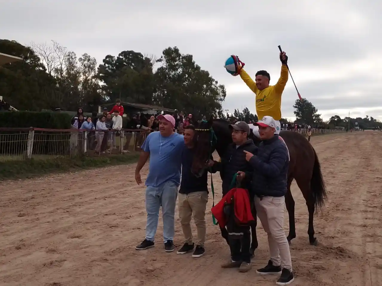 Turf: “El Negro Luis” brilló en el Gran Premio 25 de Mayo