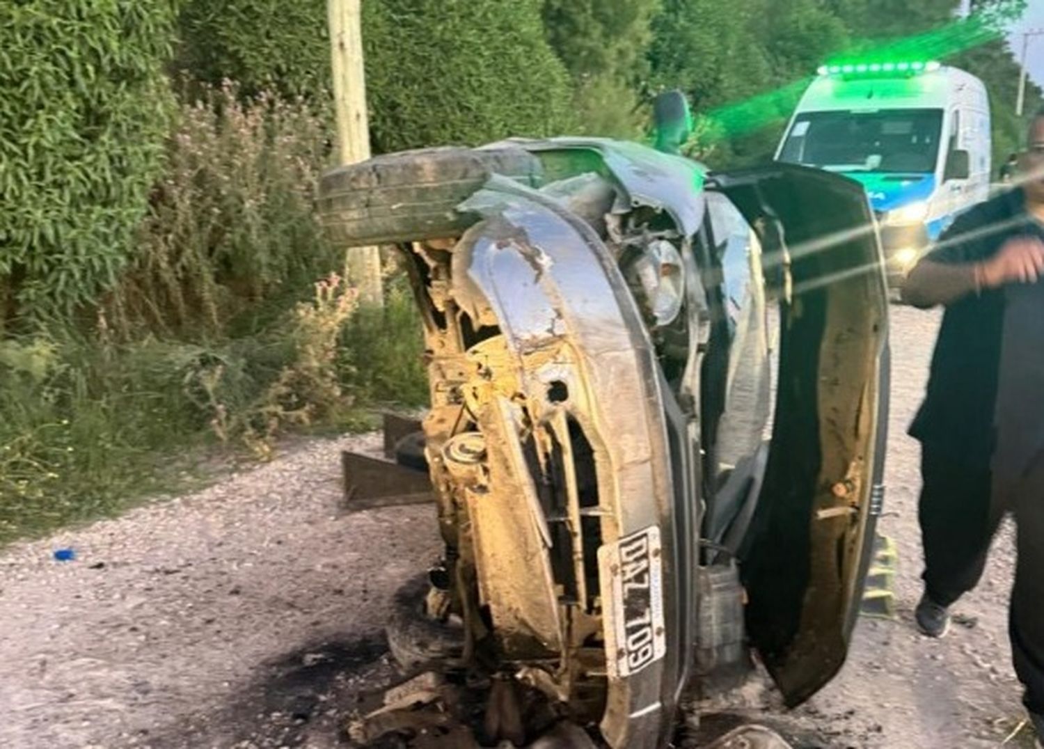 El joven conductor perdió el control del auto y volcó.