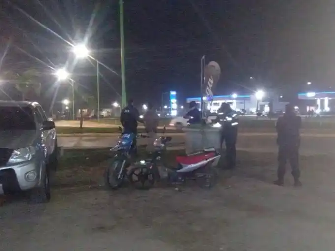 Un joven fue detenido tras circular sin luces y sin casco e intentar evadir el control policial