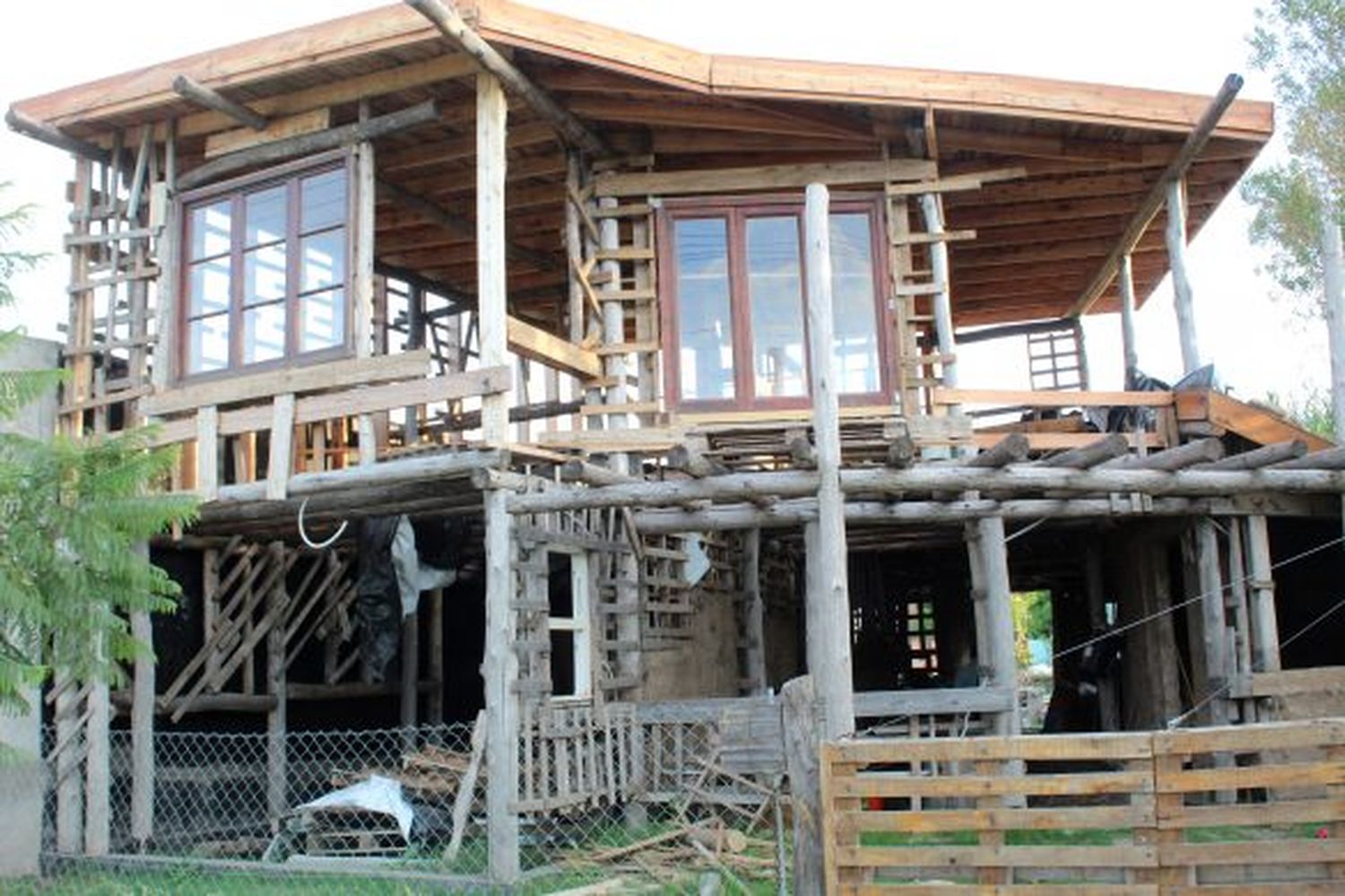 Una docente construye la primera casa hecha totalmente con ecoladrillos