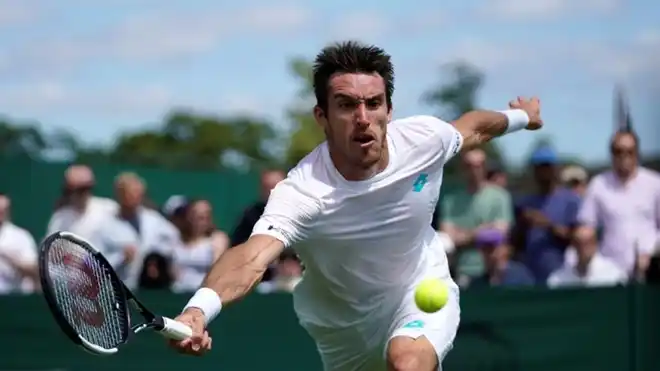 Leo Mayer arrasó en su debut en el césped londinense