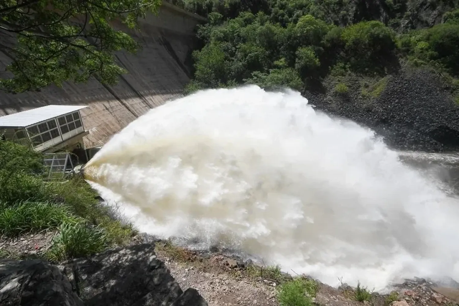 Postal para la foto: el dique San Roque ya mostró la “cola de novia”