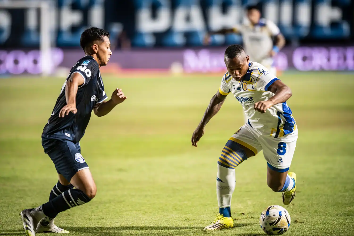Central recibió un duro golpe y cayó ante Independiente Rivadavia, que se alejó en la cima