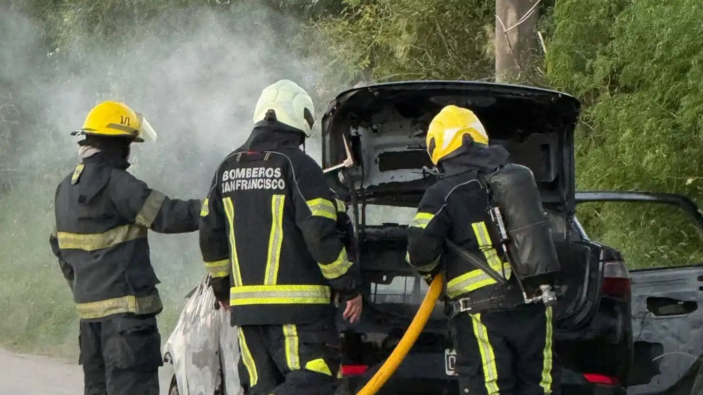 Bomberos extinguieron las llamas.