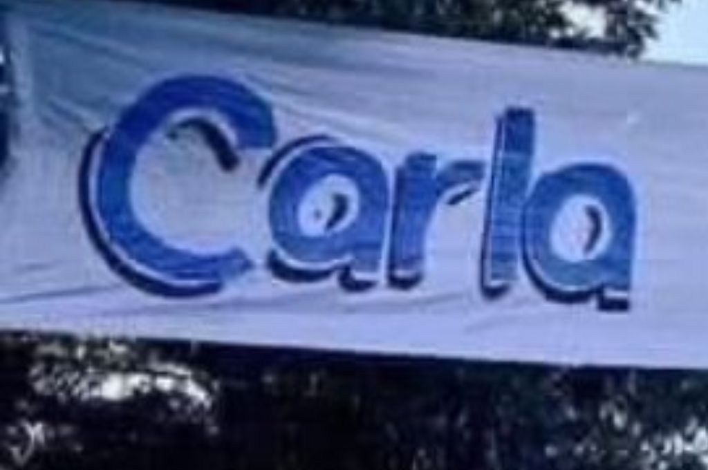 Un pasacalle desató un escándalo el primer día de clases: “Te encamaste con mi marido”