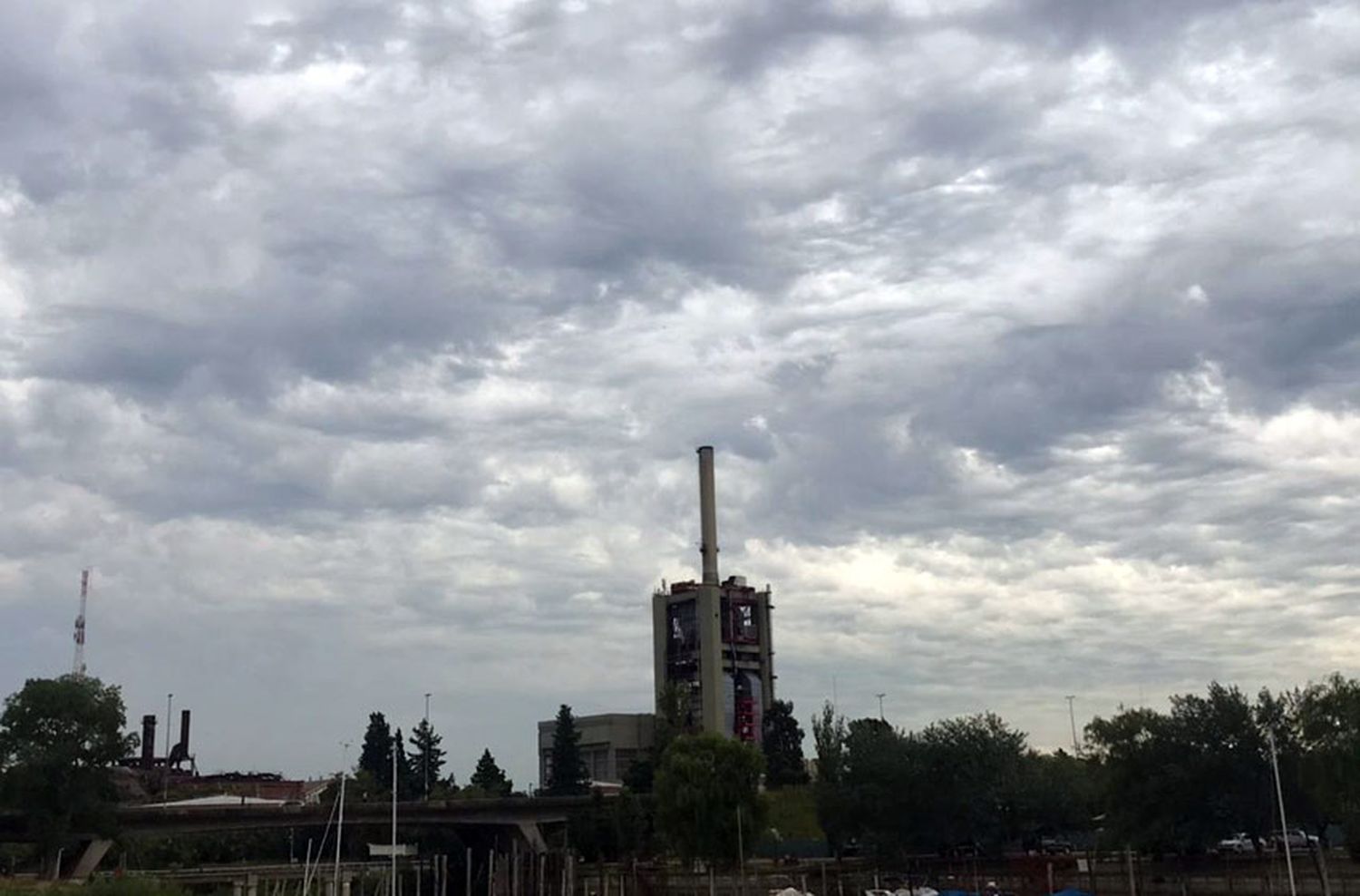 Después del feriado, llora el cielo: jornada gris y con anuncio de lluvia