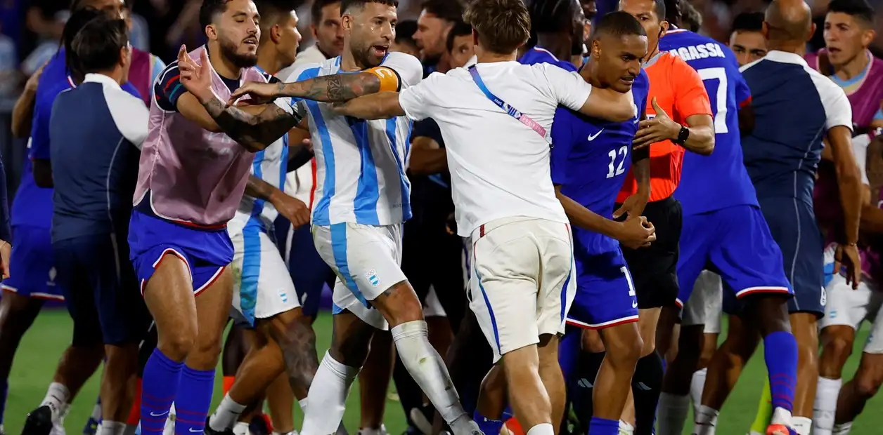 El árbitro expulsó tras el partido al número 12 de Francia, Enzo Millot (Foto: Reuters/Susana Vera)