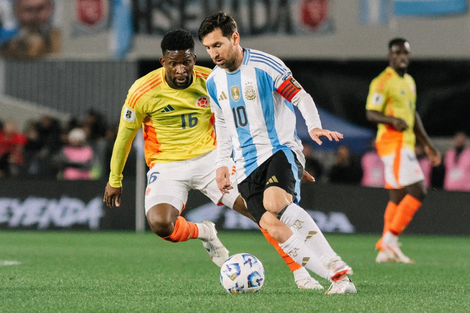 Leo Messi conduciendo el balón