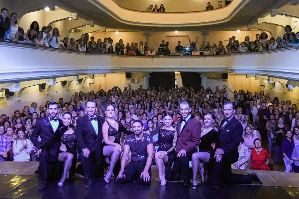 Hernán Piquín presentó su espectáculo “Entre boleros y tangos”