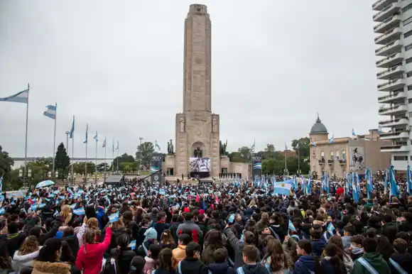 Cientos de alumnos protagonizaron la primera jornada de promesa de lealtad por la Semana de la Bandera
