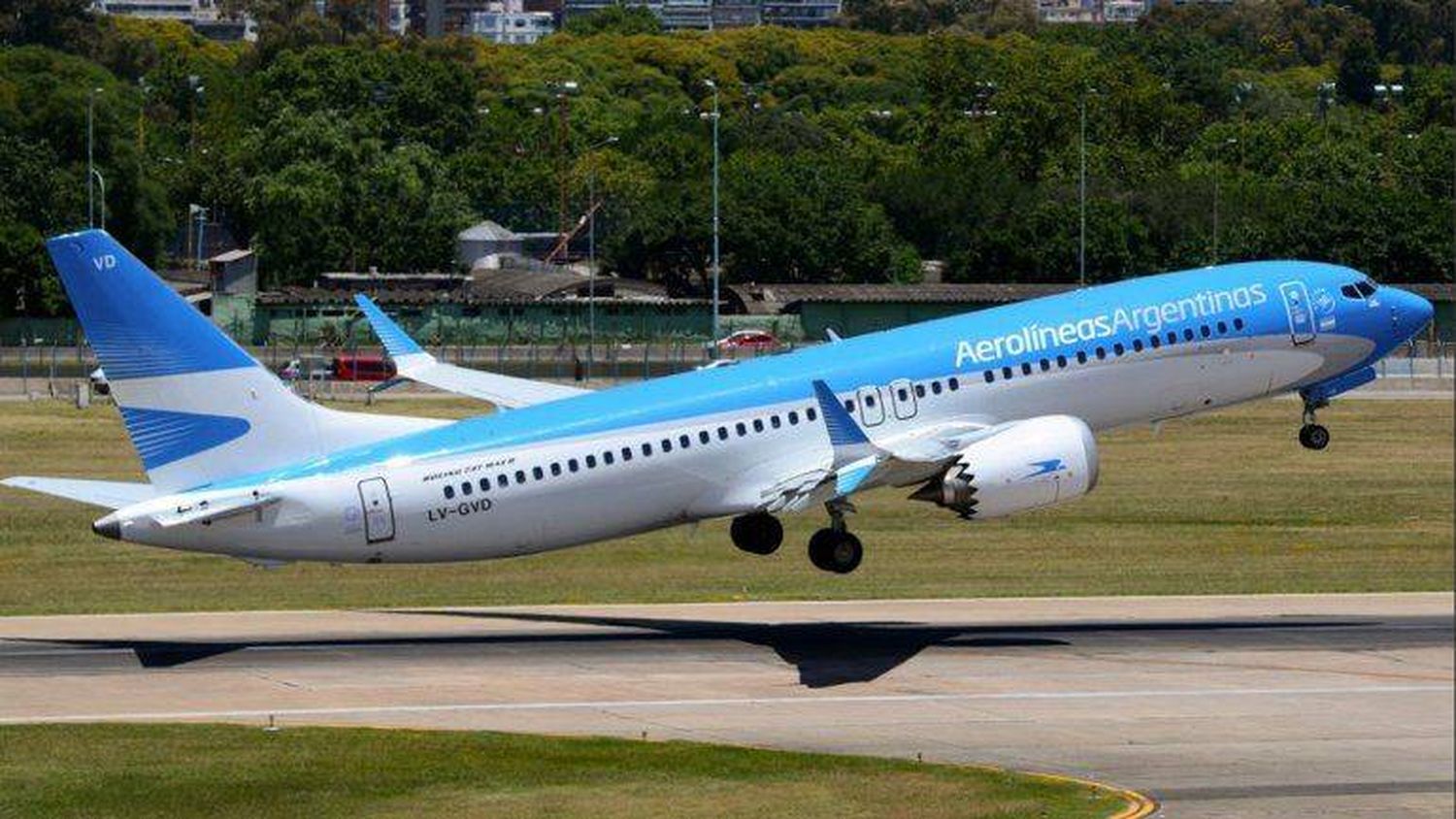 Los pasajes al exterior de Aerolíneas Argentina también pagarán el 30% extra del dólar �Ssolidario⬝ 