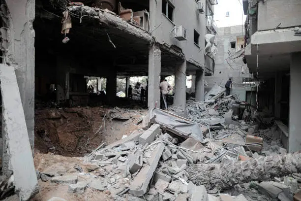 EDIFICIO colapsa y aplasta bus, hay 9 muertos