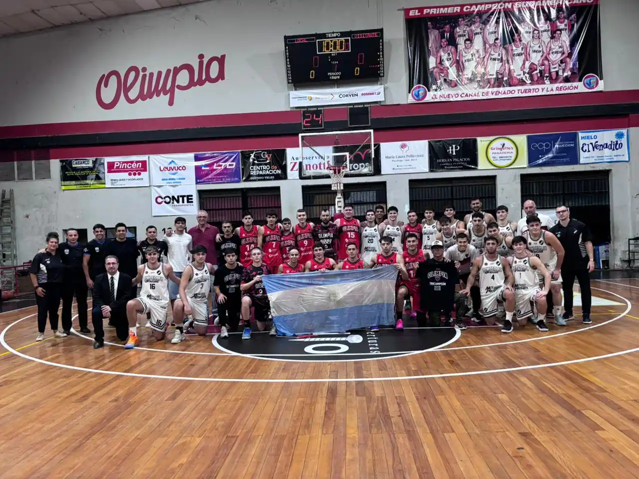 Todos los protagonistas de la noche, jugadores, árbitros y cuerpos técnicos, posando con la bandera argentina en homenaje a los caídos en Malvinas. Foto: Fabián Gallego
