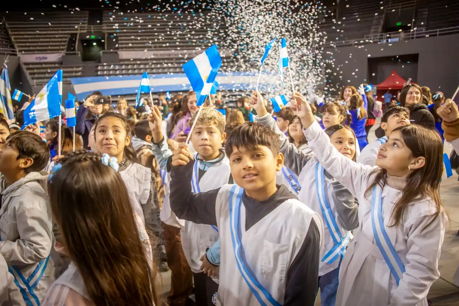 Centenares de estudiantes realizaron la Jura a la Bandera en el Polideportivo. Foto: Prensa MGP.