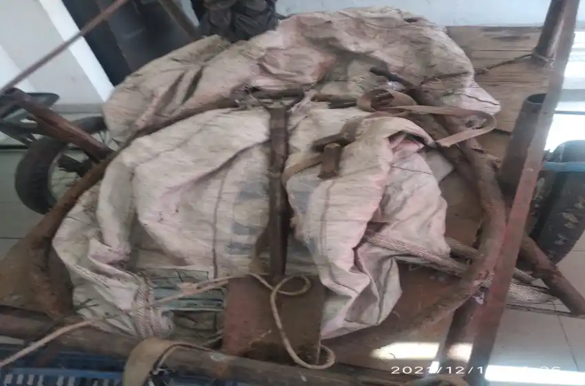 Detuvieron a dos jóvenes que robaban cables subterráneos en Fisherton con una pala y un carro