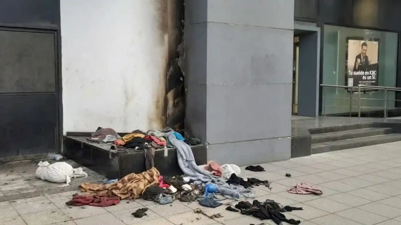 Un banco céntrico fue blanco de un incendio por personas en situación de calle