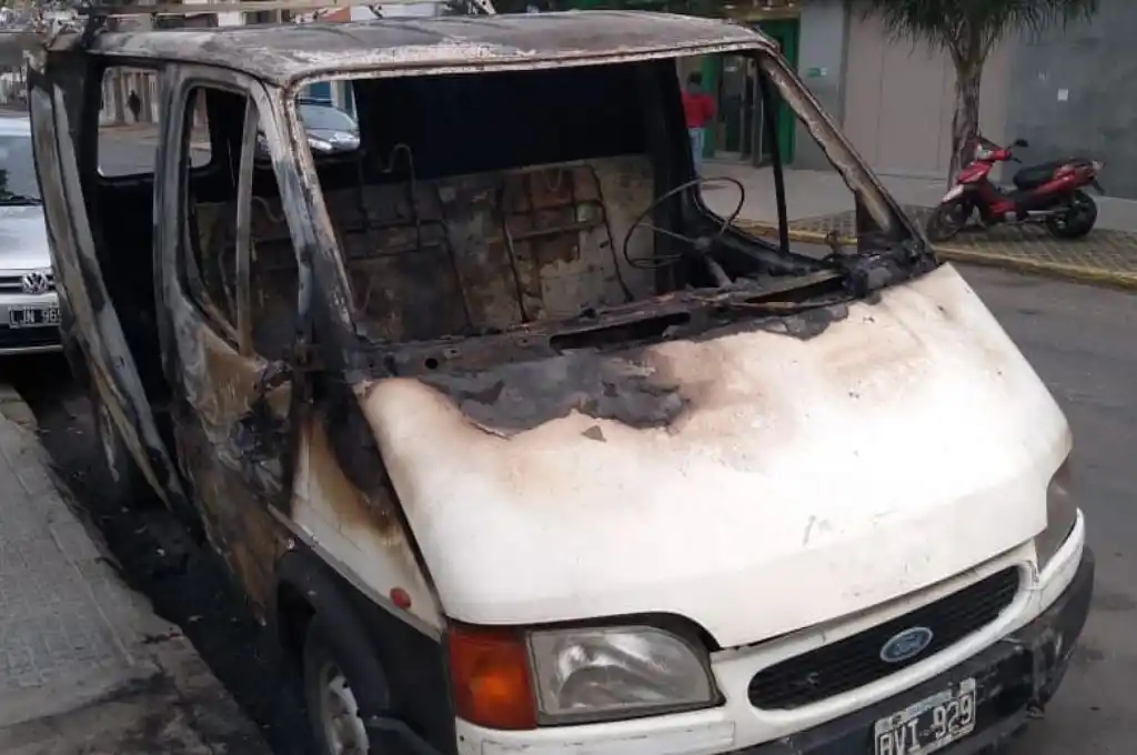 Como no pudo concretar ningún robo terminó quemando una camioneta