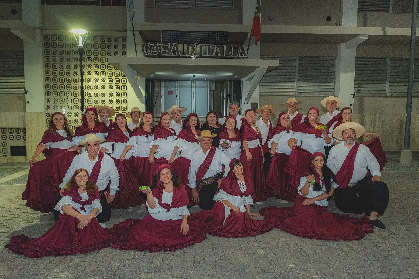 "Cuatro Horizontes" celebra 25 años de danza y tradición en una noche de gala en Paraná