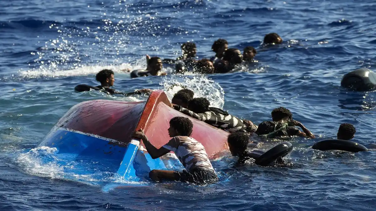 TRAGEDIA en GRECIA: se hunde un barco cargado de migrantes y hay ocho víctimas fatales