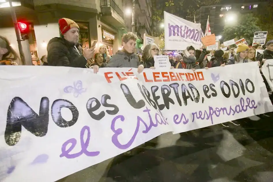 En mayo de 2024 el acusado atacó a las cuatro víctimas con una bomba molotov y mató a tres de ellas.