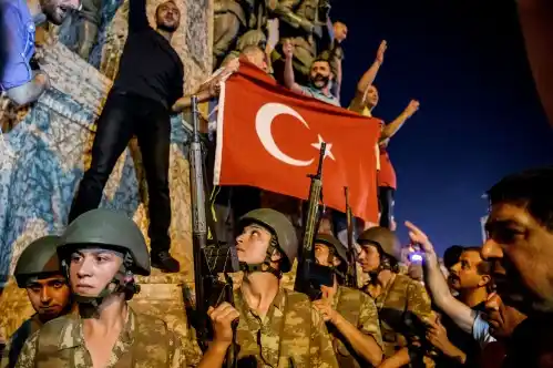 El gobierno turco anunció el fin del golpe de estado que dejó al menos 40 muertos