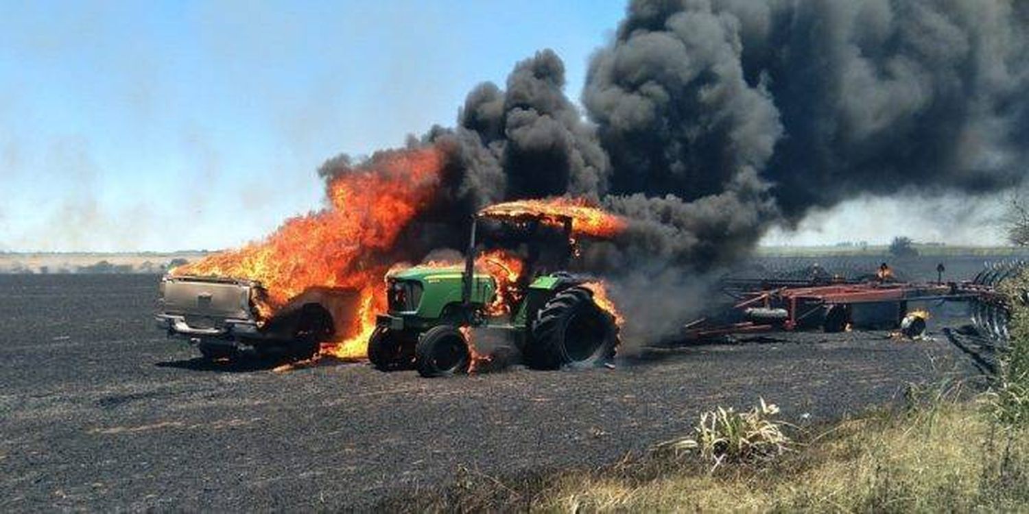 Tractor y camioneta tomados por el fuego en un campo en Colonia Elía