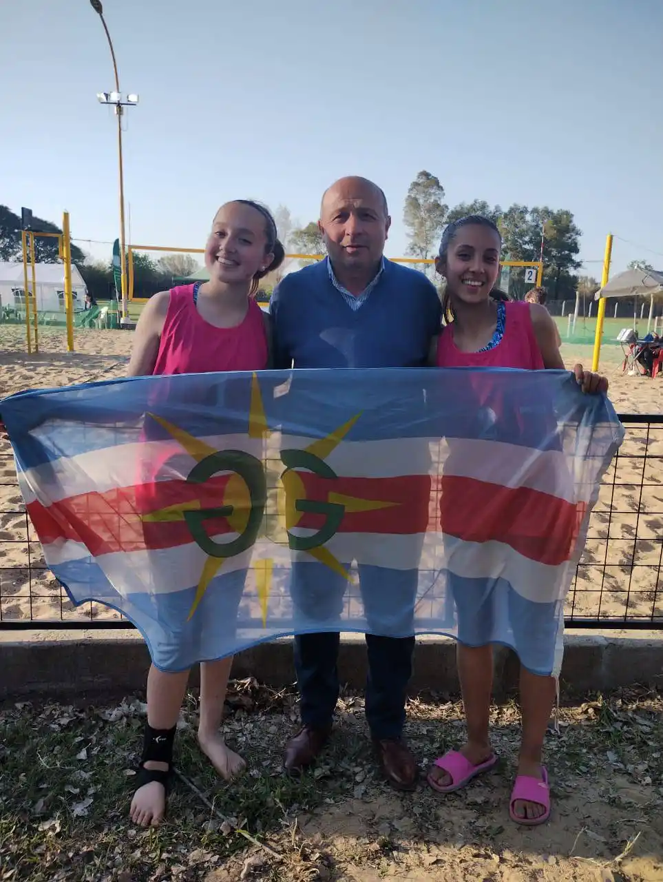 El presidente municipal Fabián Menescardi saludó y felicitó a la dupla galarceña de beach voley.