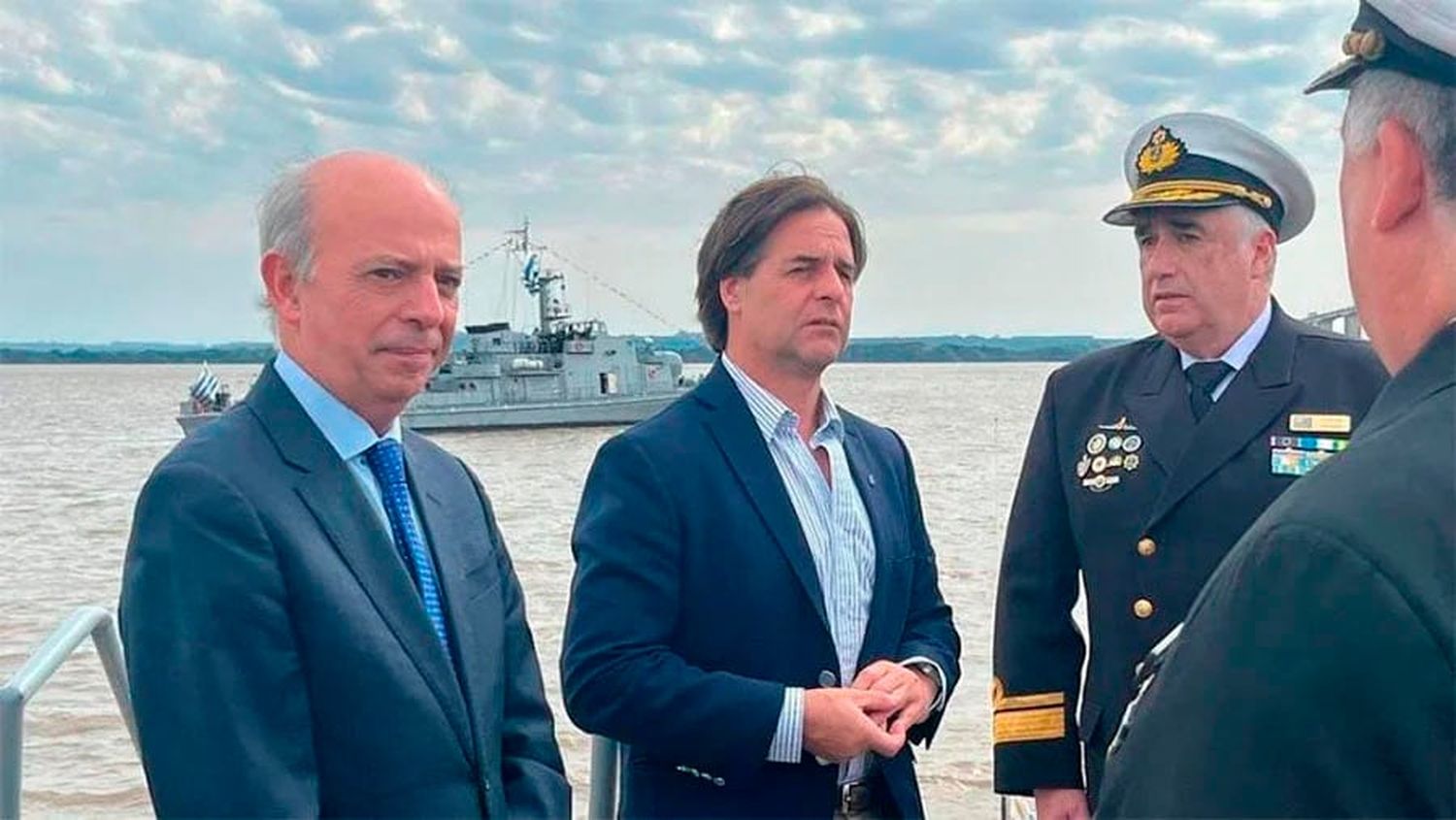 Con total cinismo, Lacalle Pou inauguró la base naval en la cabecera del puente internacional General San Martín, violando una vez más al Estatuto del Río Uruguay.