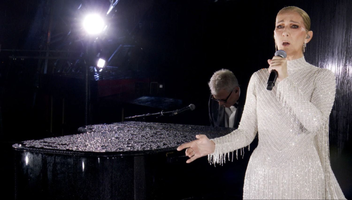 Te contamos cuánto tardó Dior en confeccionar el deslumbrante vestido de Céline Dion para la ceremonia de los Juegos Olímpicos