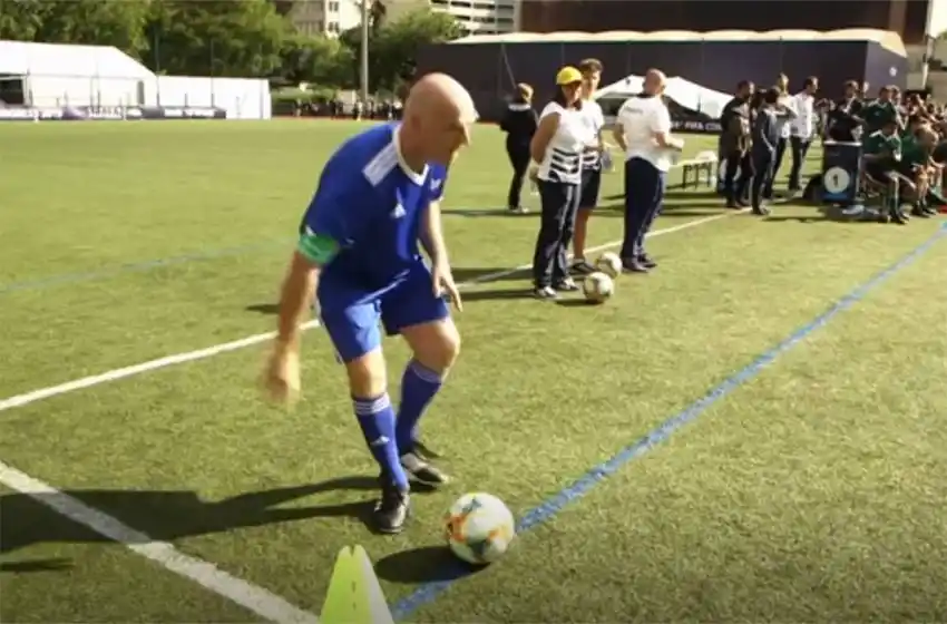 No es lo suyo: el fallido córner que pateó el presidente de FIFA, Gianni Infantino