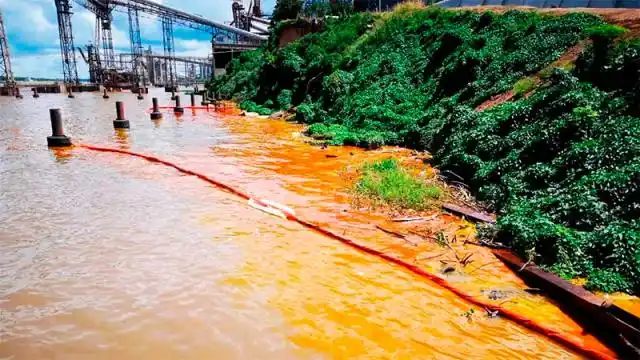 Se derramaron 1000 toneladas de aceite en el río Paraná