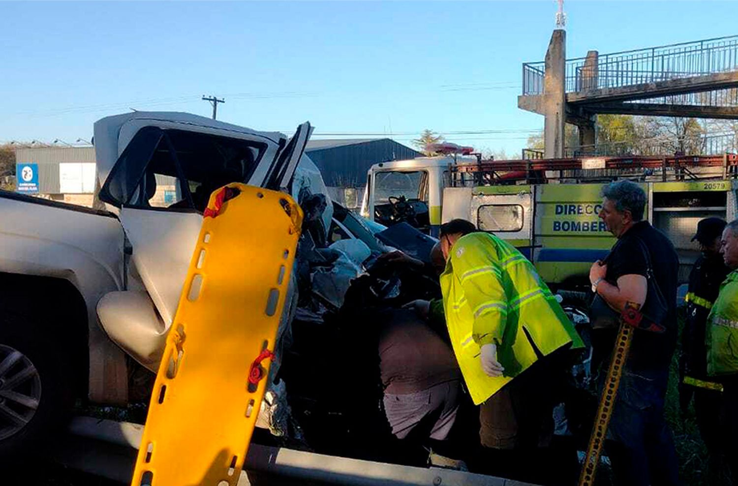 Trasladan a mujer que quedó atrapada tras un impresionante despiste en la ruta 2