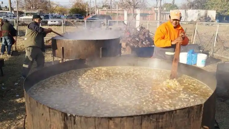 Dos locros populares por el Bicentenario para miles de vecinos