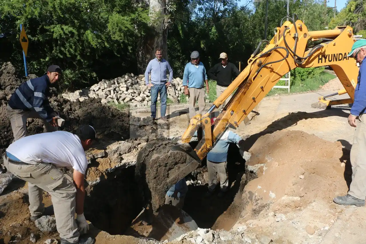 Repararon las roturas en el pavimento articulado y colocaron un entubado de cemento