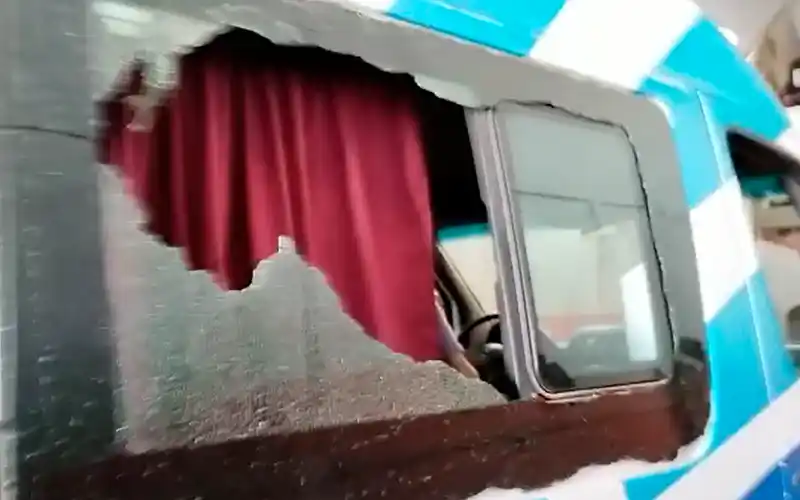 Inseguridad en ruta 9: apredrearon una combi de Baradero Tours