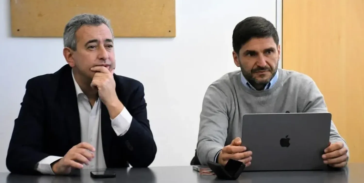 El intendente rosarino, Pablo Javkin, junto al gobernador de Santa Fe, Maximiliano Pullaro.