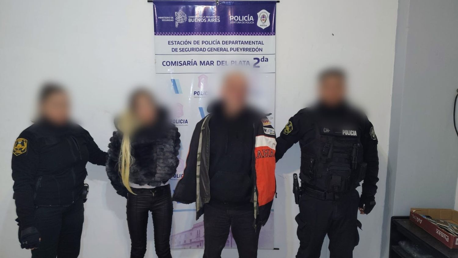 Una empleada del hotel relató a los agentes que la mujer había dañado dos paneles de vidrio de la puerta de ingreso antes de retirarse.
