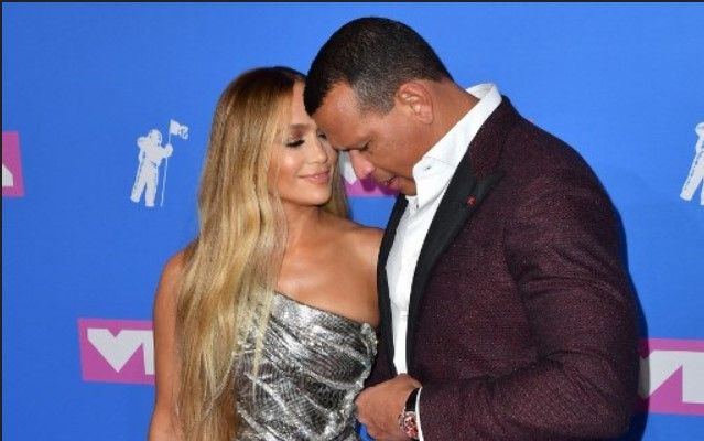 ¡Jennifer López se deja ver vestida de novia!