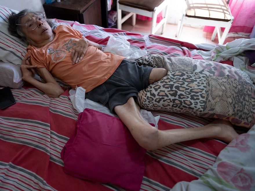 María tiene 63 años y está postrada hace siete por una enfermedad autoinmune que le produce dolores crónicos e intensos.