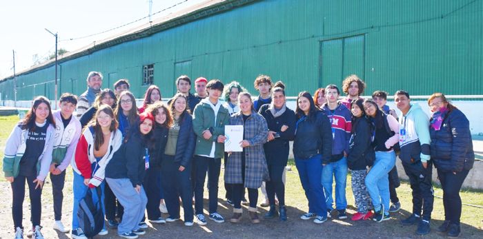 Se realizó la entrega de los galpones donde los estudiantes construirán sus carrozas