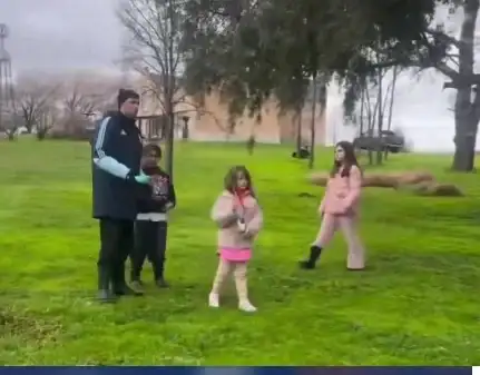 De local. El Dibu y familiares se reponen tras el desgastante Mundial. Imagen: captura video.
