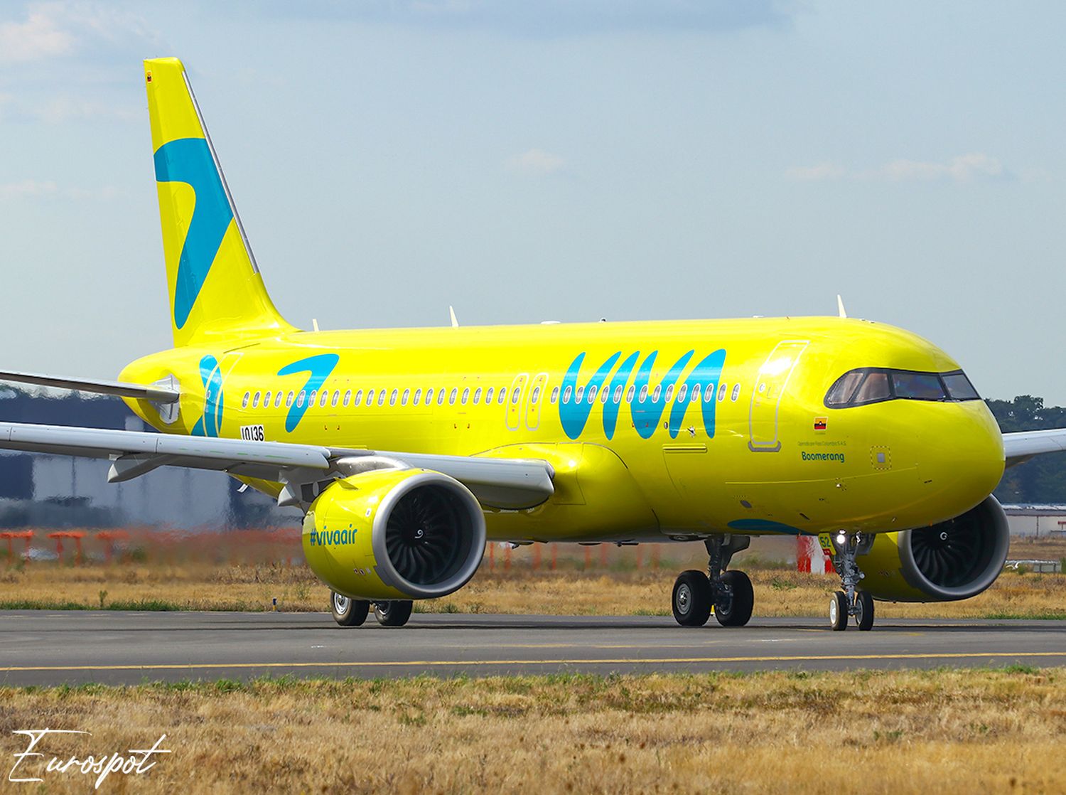 El primer Airbus A320neo de Viva Air Colombia, fotografiado en Toulouse con el nuevo livery