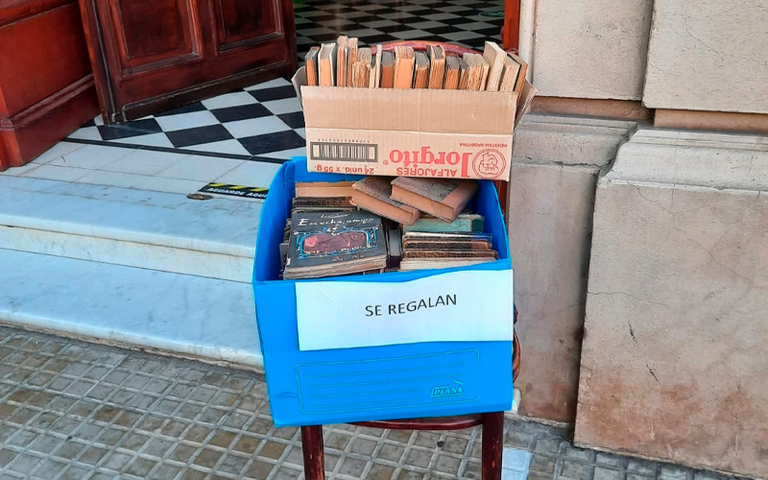 Libros de regalo en la Biblioteca Popular Rafael Obligado